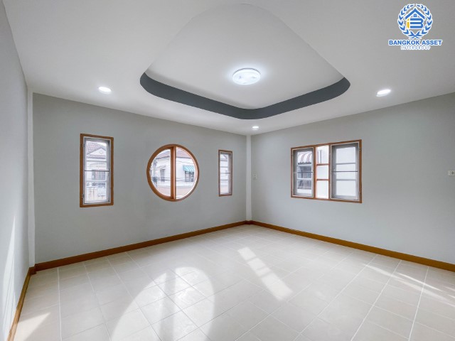 *****ทาวน์เฮ้าส์มือสองย่านกรุงเทพฯ ม.เค.ซี. คลัสเตอร์ รามอินทรา #หลังมุม เนื้อที่กว้างถึง 23 ตร.ว. ฟังก์ชัน 3 ห้องนอน 2 ห้องน้ำ 1 ที่จอดรถ บ้านสภาพสวย พร้อมเข้าอยู่ บนทำเลแห่งการเดินทาง เชื่อมต่อถ.หทัยราษฎร์, ถ.กาญจนาภิเษก, ถ.ศรีนครินทร์, ถ.รามคำแหง ใกล้แฟชั่นไอส์แลนด์